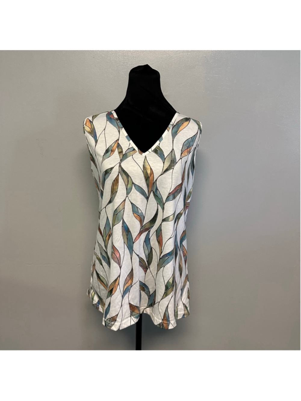 C.O.Z.Y White Multi-color Leaf Print V-Neck Tank Top women’s size Medium summer